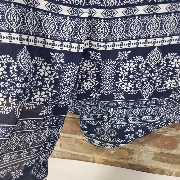 🌲Pink Republic Blouse, blue and white, back slit - Picture 7 of 7